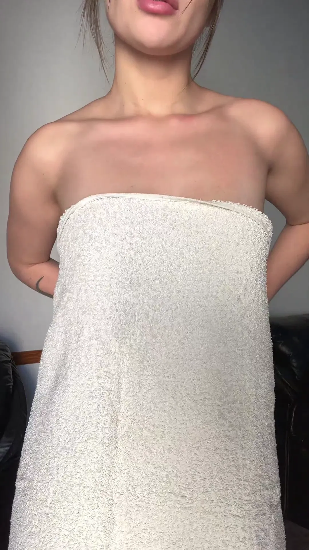 Pretty_evaa frame at 00:03, Pretty_evaa’s ink-adorned forearms tease beneath a crisp white towel, her casual messy bun and parted pink lips radiating *just-stepped-out-of-the-shower* energy