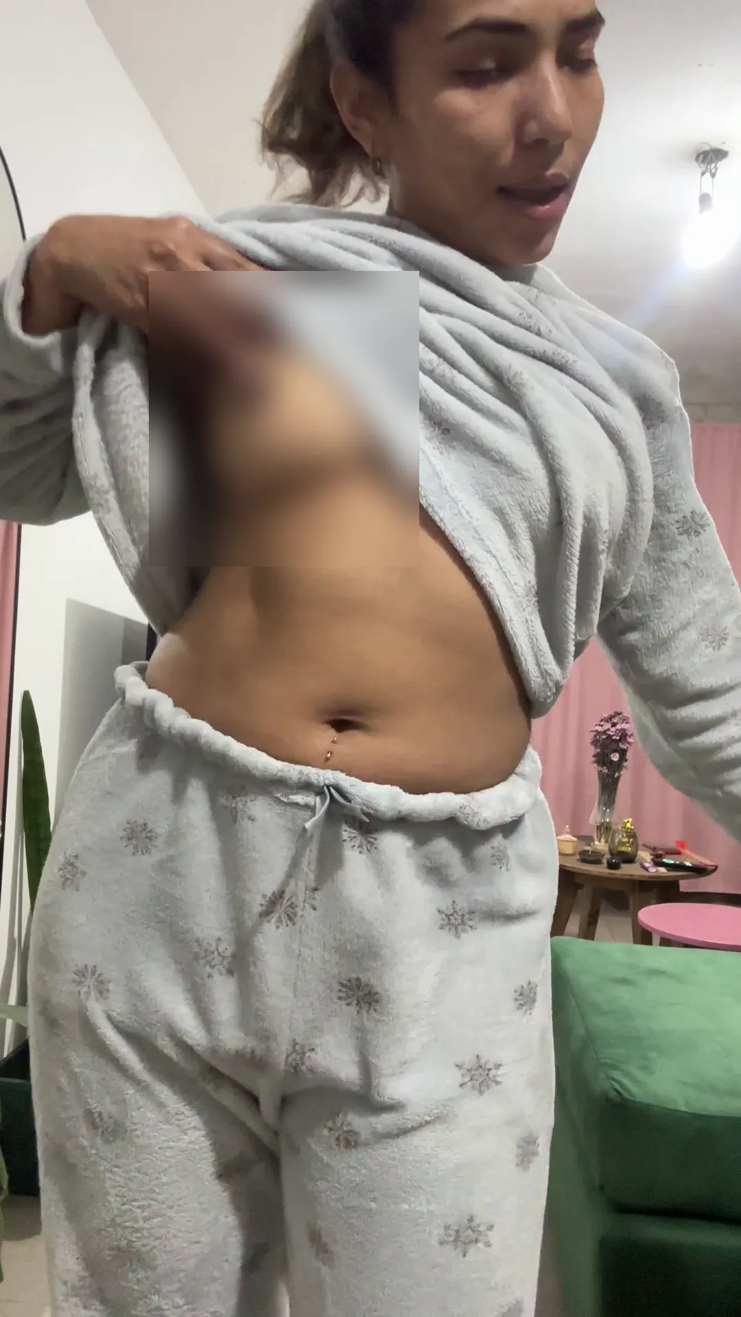 missbolivar frame at 00:08, Missbolivar serves gym-goddess realness as she peels up that grey sweatshirt 🫦—toned abs glistening under harsh lights, a rebel smirk playing on pink-stained lips